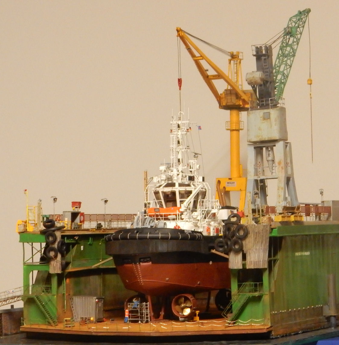 hofenschlepper im trockendock von der seite, ig modellbau duisburg